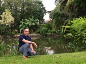 Uwe Berberich in einem Garten am Wasser